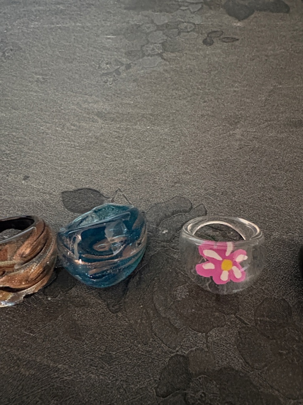 VINTAGE LOT OF SIX VARIOUS DOME-SHAPED RINGS - Picture 3 of 11